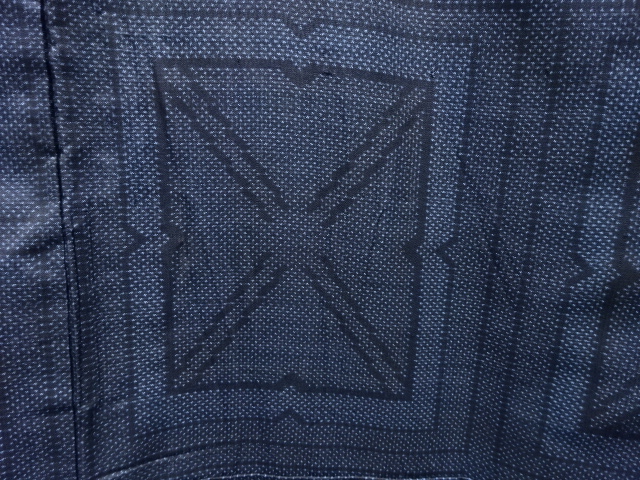 アンティーク　抽象模様織り出し本場泥大島紬着物(5マルキ)